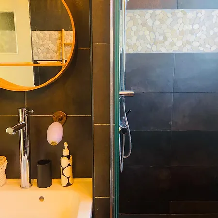 Evasion Tropicale - D'artiste Avec Jacuzzi Prive Dans Un Jardin Exotique Pansiyon